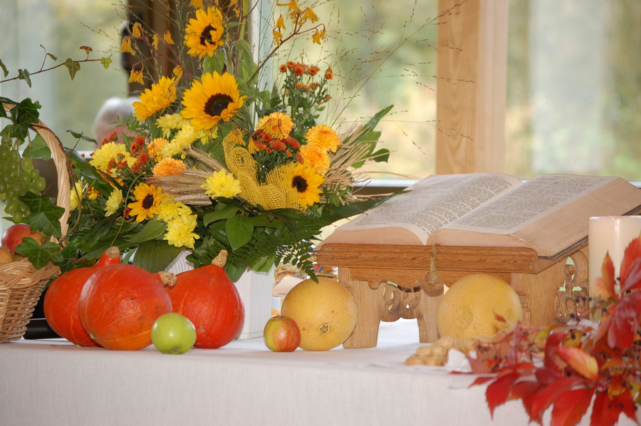 Erntegaben auf dem Altar