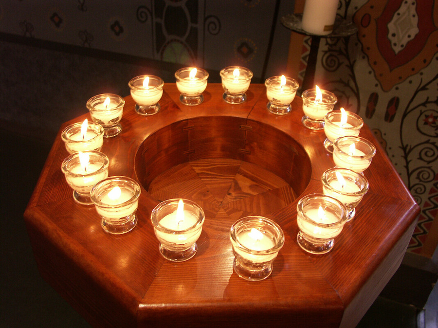 Kerzen zum Ewigkeitssonntag brennende Kerzen für die Verstorbenen