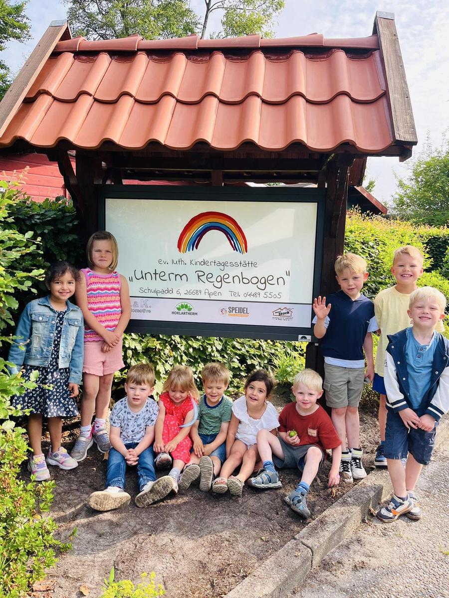 Schild unterm Regenbogen