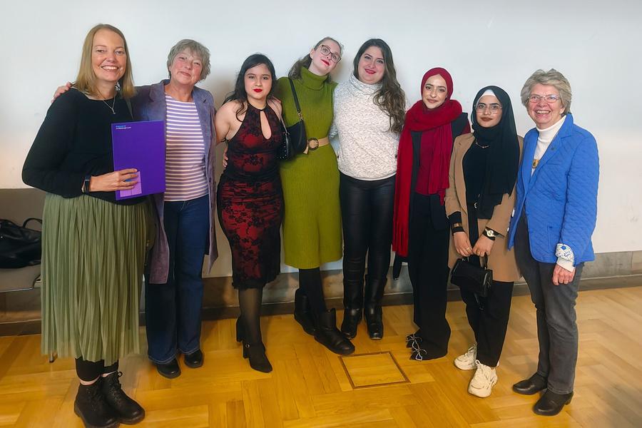 Preisträgerinnen des Projekts „Ländercafé in Apen“ mit Laudatorin Landtagspräsidentin Hanna Naber (2. von links). Seit April 2023 ist das Ländercafé ein offener Begegnungsort im ländlichen Ammerland.