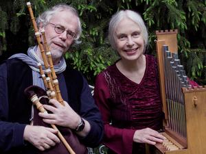 Ulrike von Weiß, Gesang, Portativ, Indisches Harmonium, Spoons; Claus von Weiß, Gesang, Dudelsäcke, English Concertina, Mundharmonika